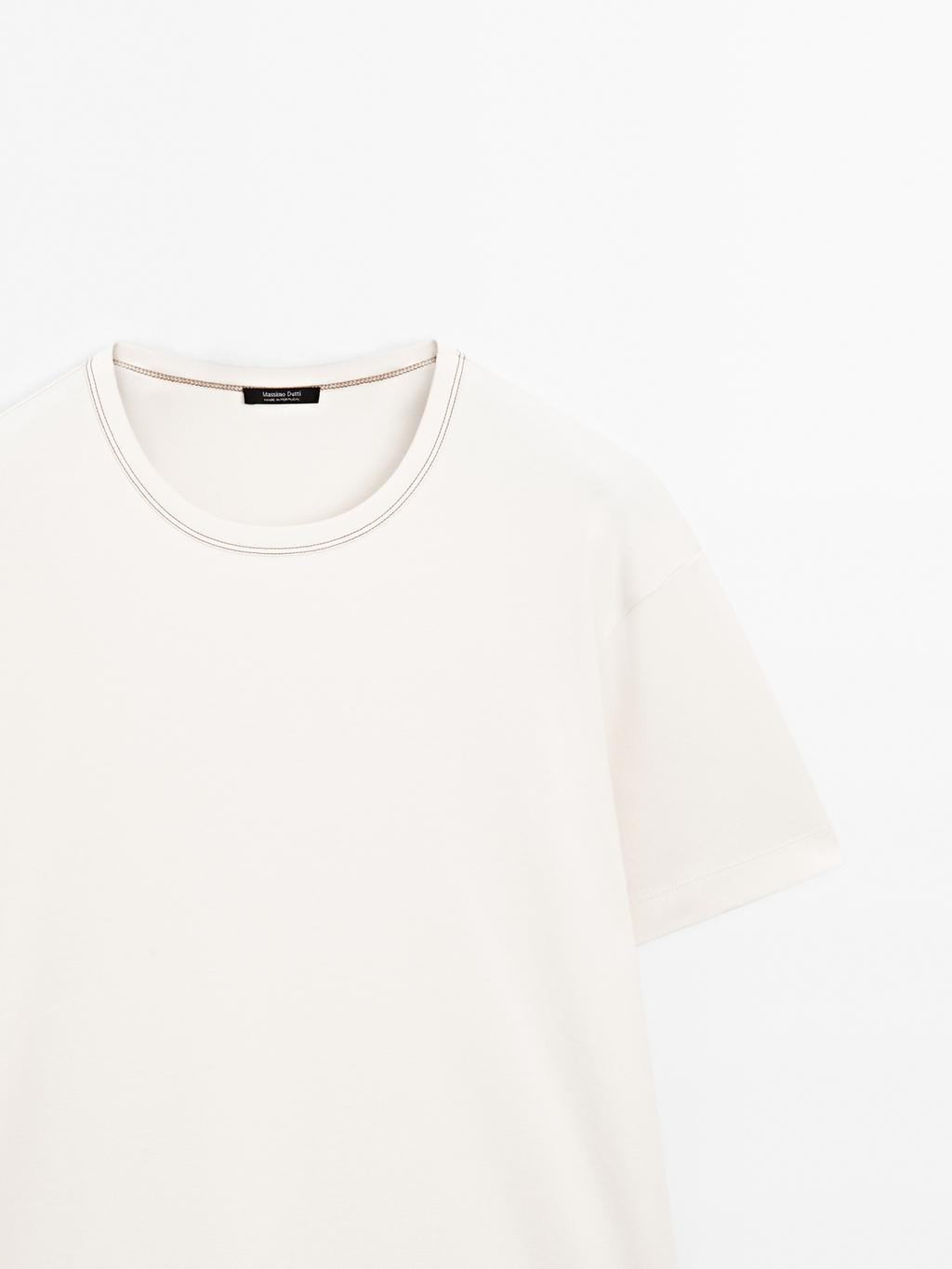 Short-sleeve T-shirt with contrast topstitching