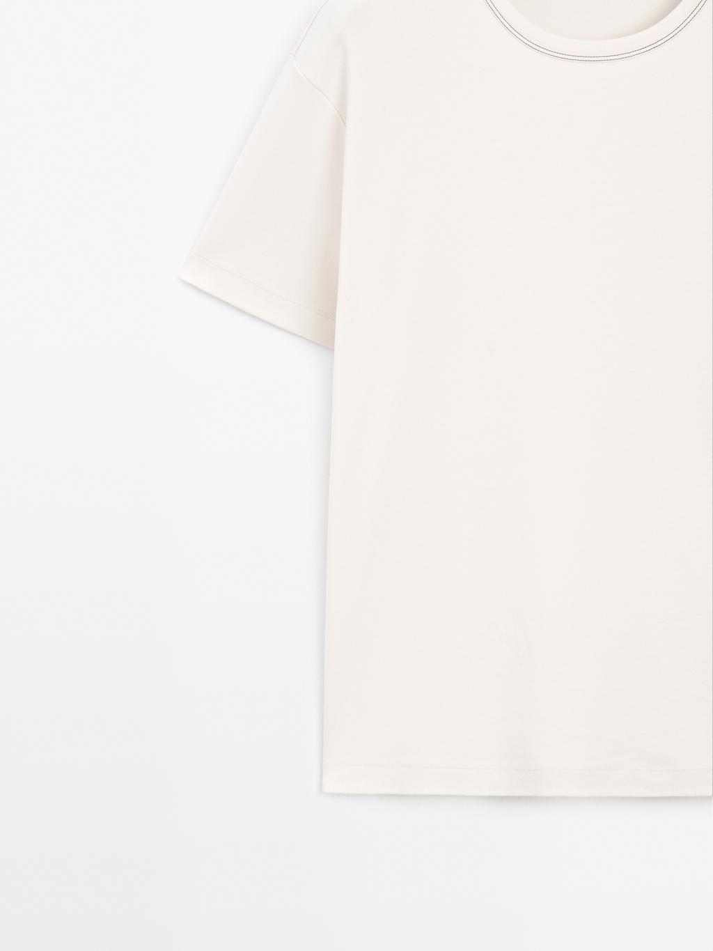 Short-sleeve T-shirt with contrast topstitching