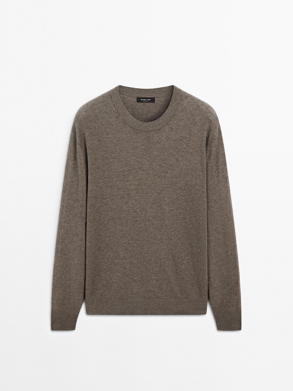 Crew neck knit sweater