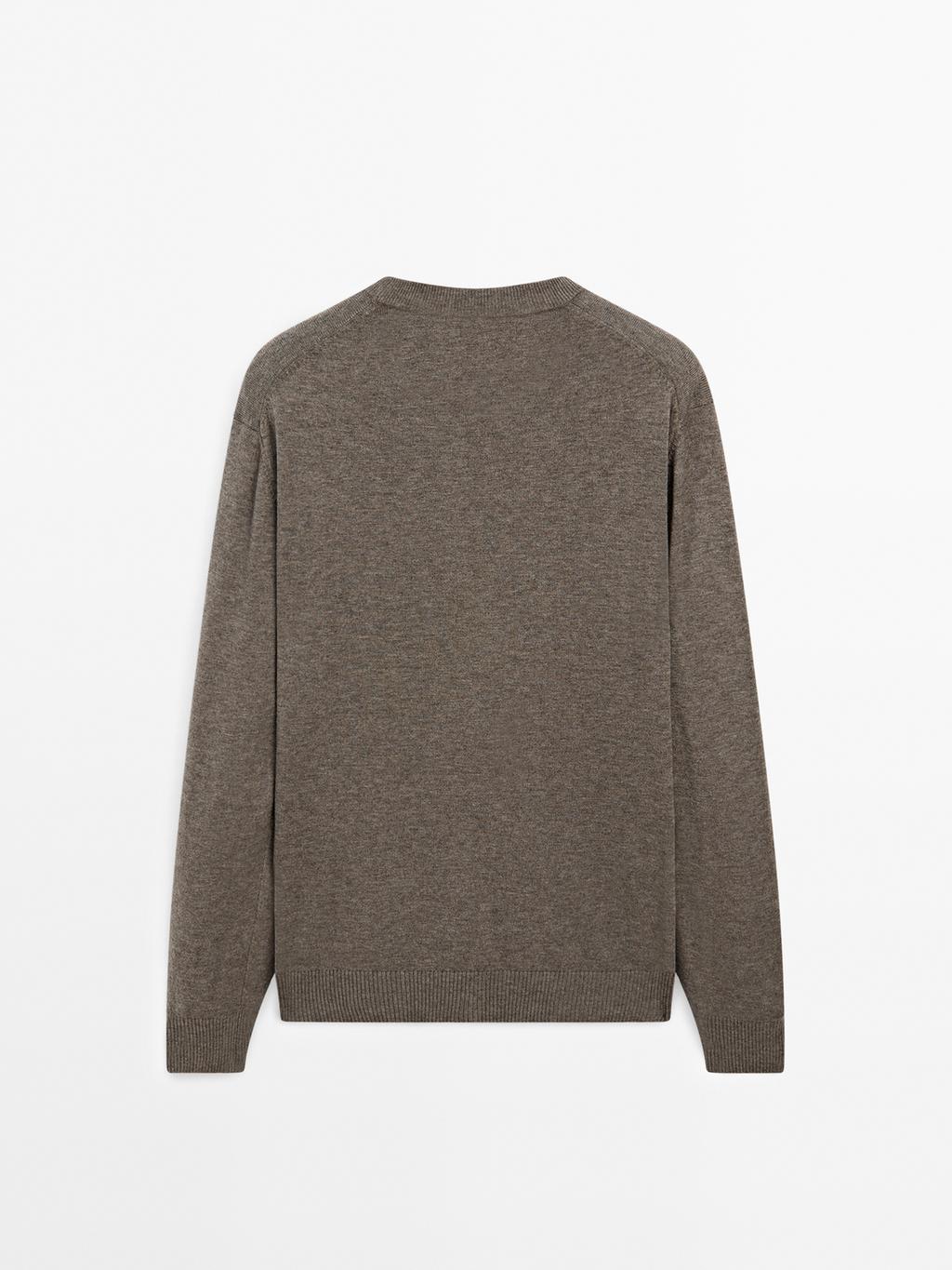 Crew neck knit sweater