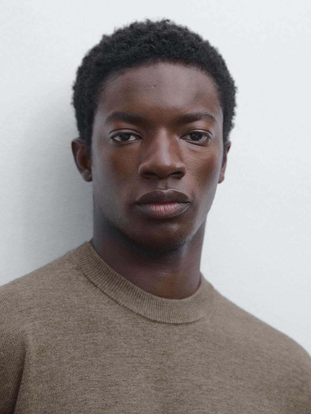 Crew neck knit sweater