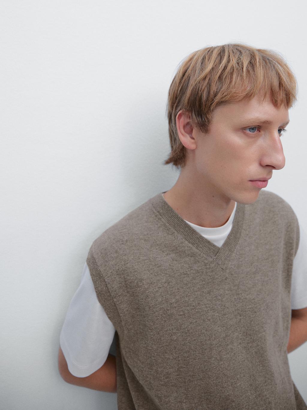 Wool blend V-neck vest