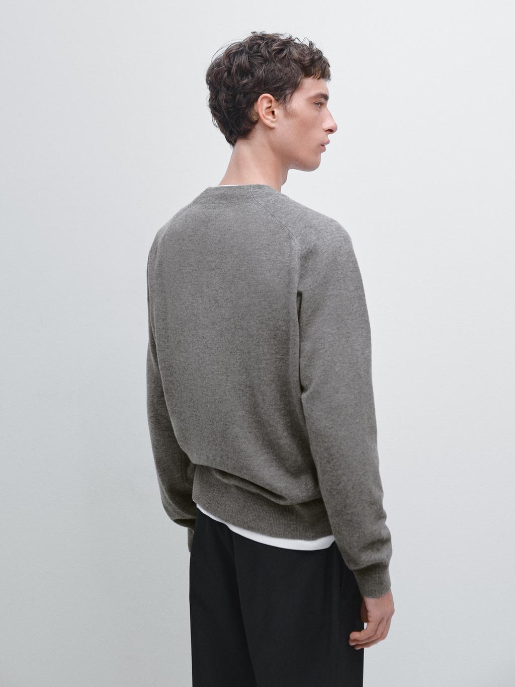 Knit cardigan with raglan sleeves