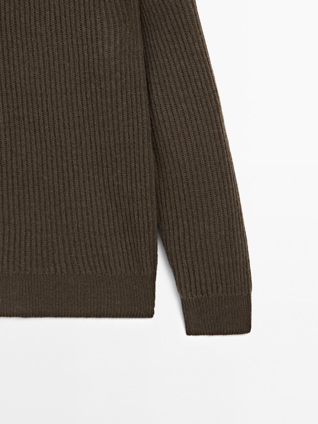 Crew neck ribbed sweater