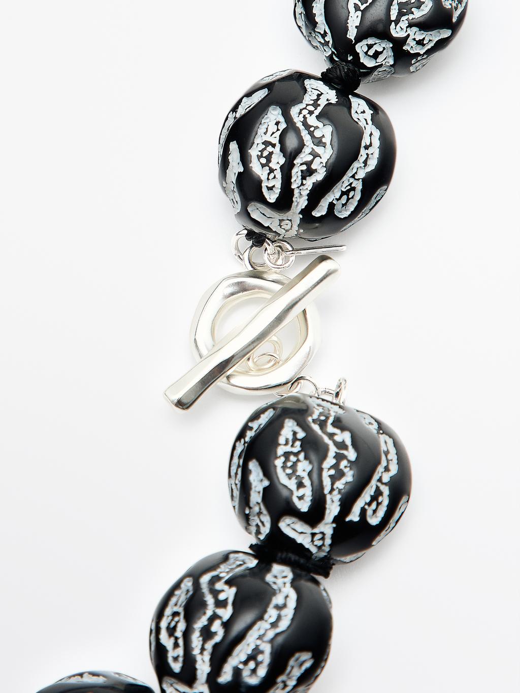 Short pendant with irregular beads