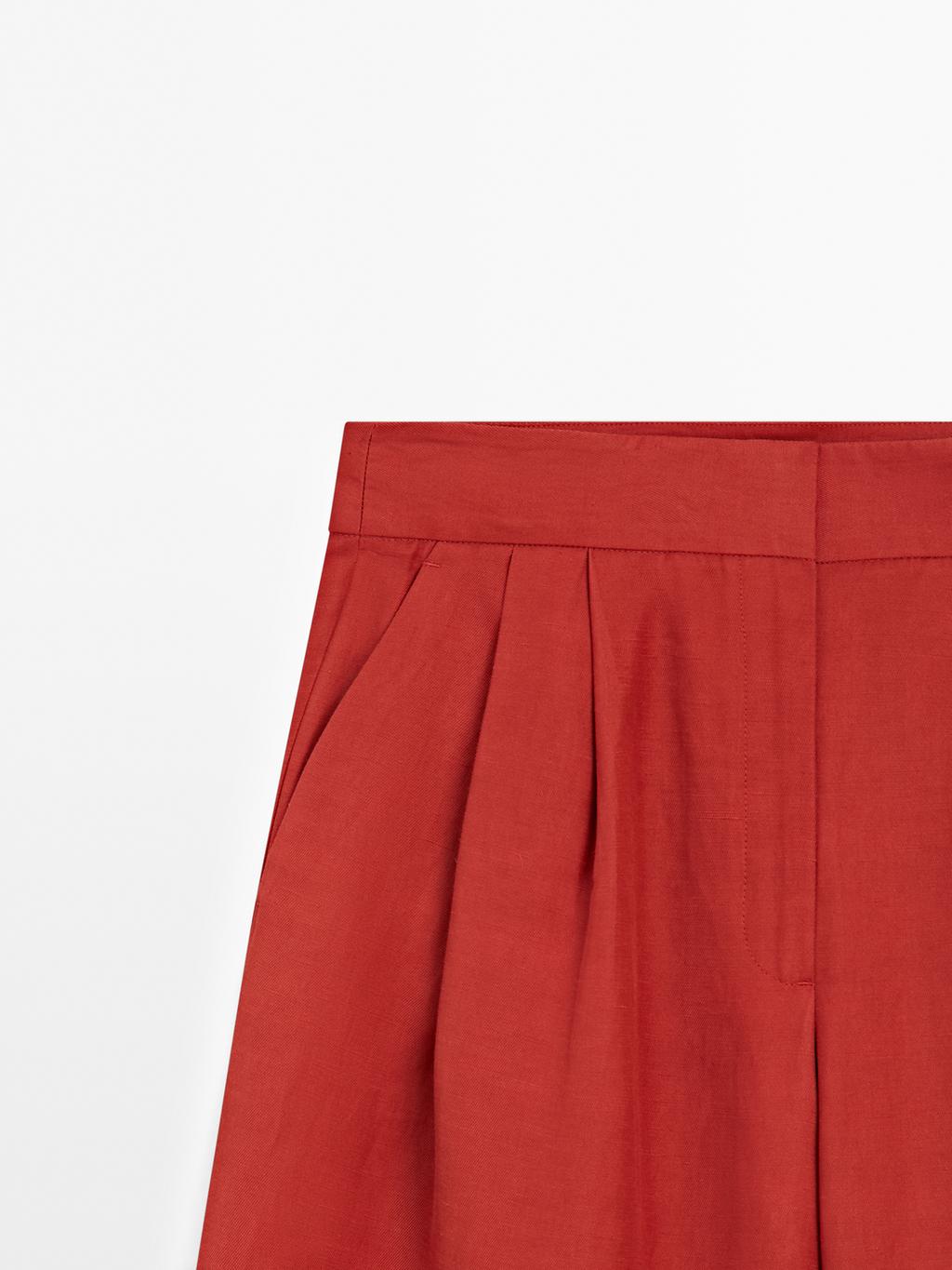 Flowing trousers with darts