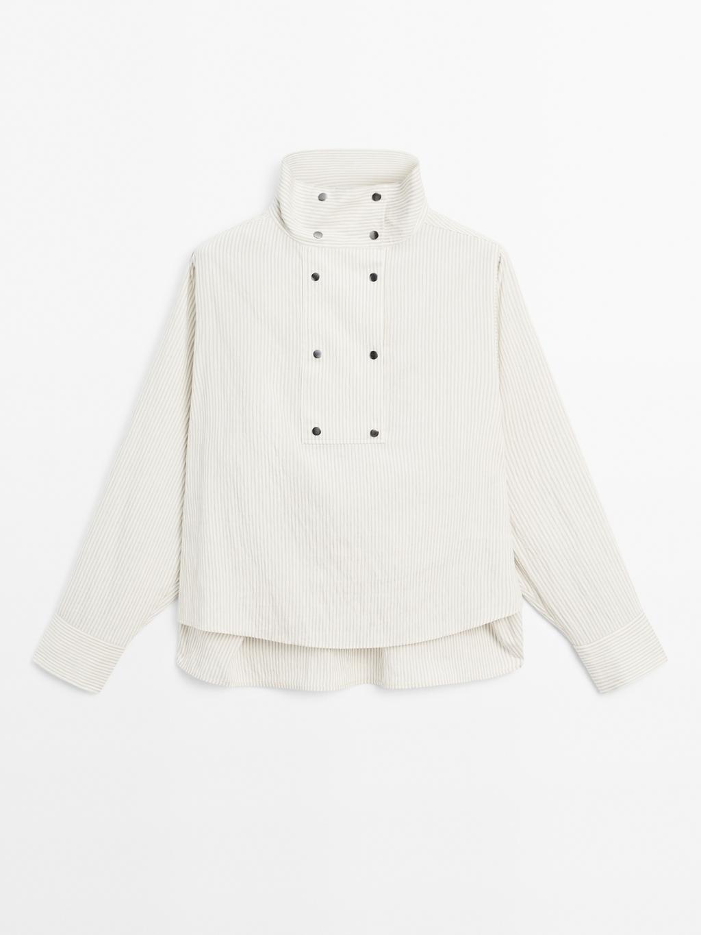 Flowing shirt with button detail on the chest