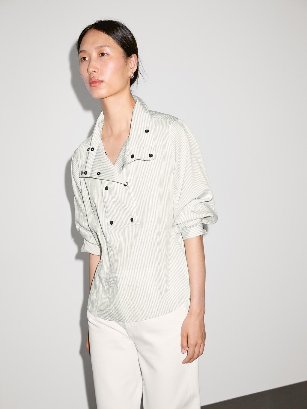 Flowing shirt with button detail on the chest