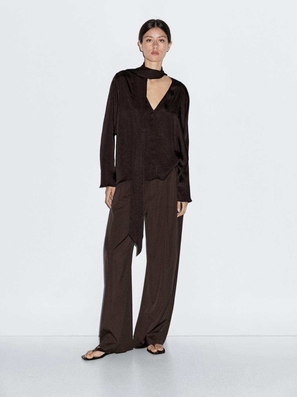 Flowing blouse with tie