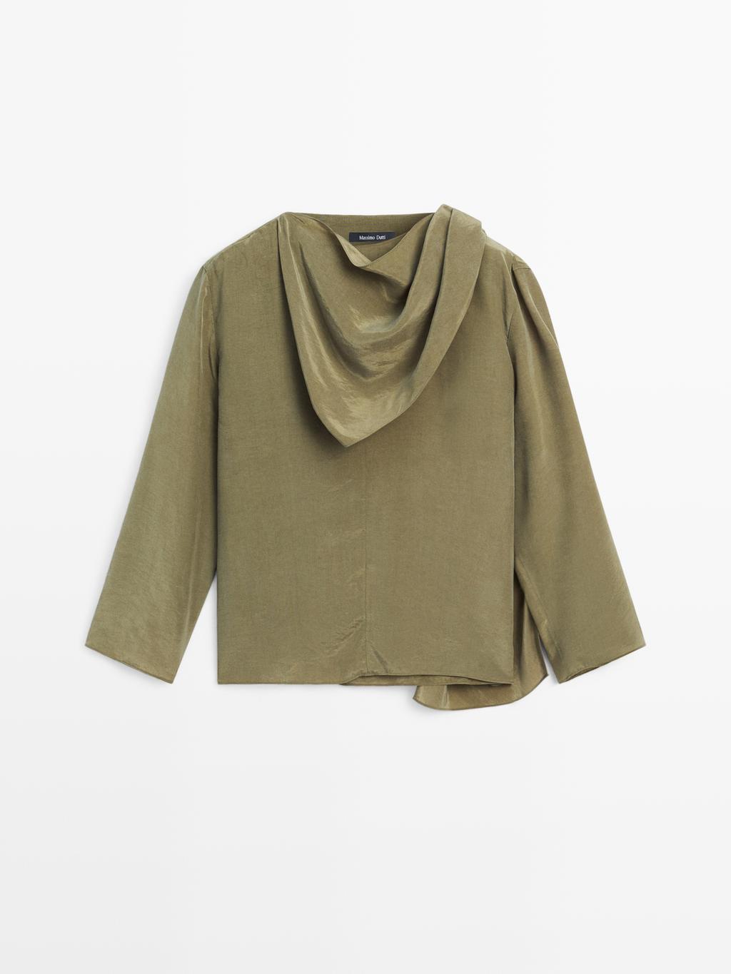 Flowing blouse with voluminous collar