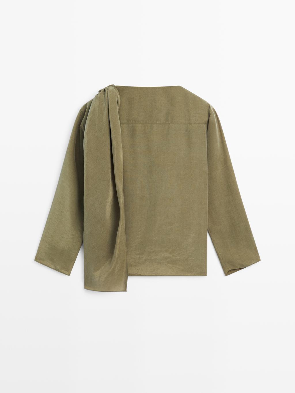 Flowing blouse with voluminous collar