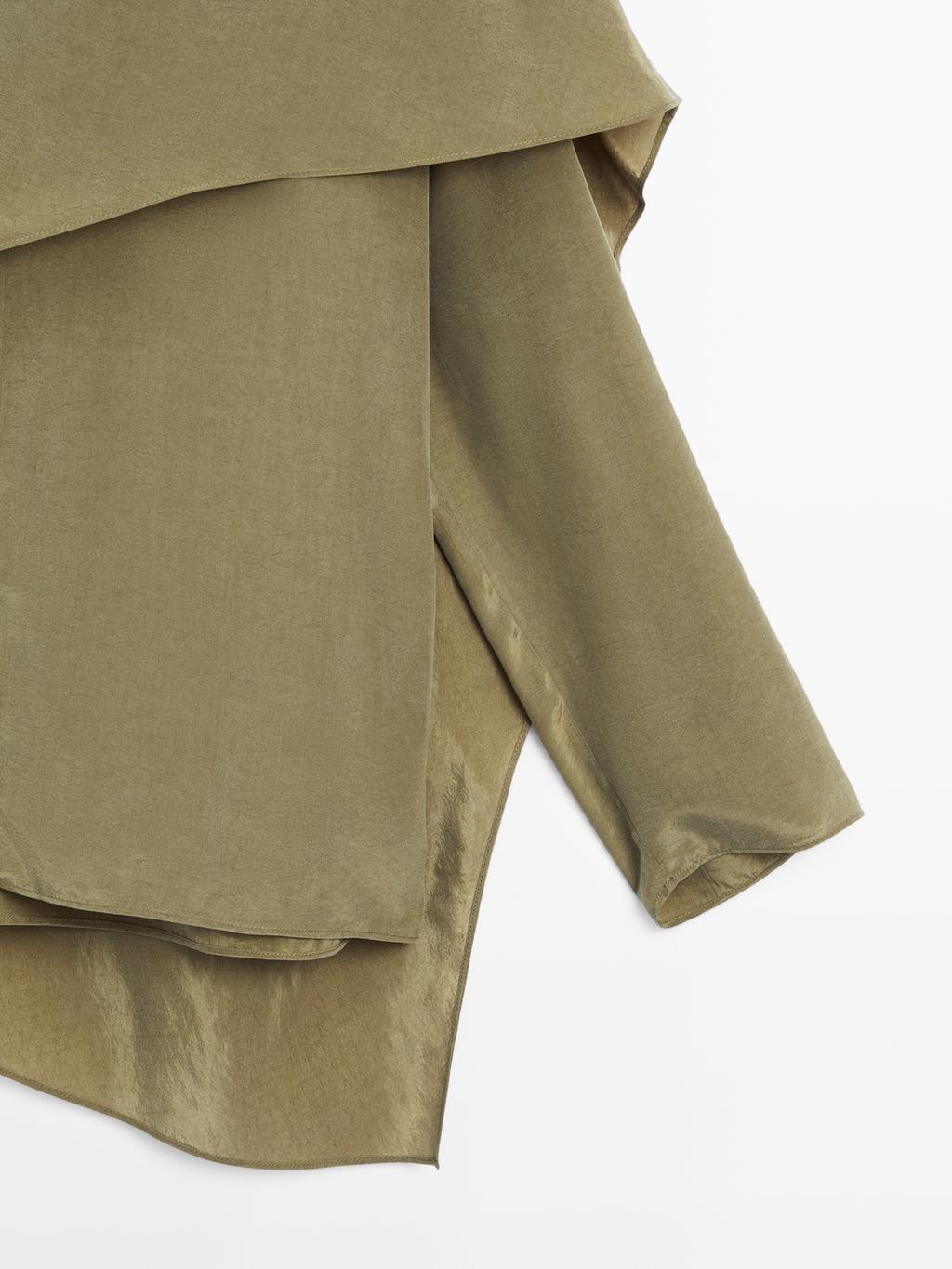 Flowing blouse with voluminous collar