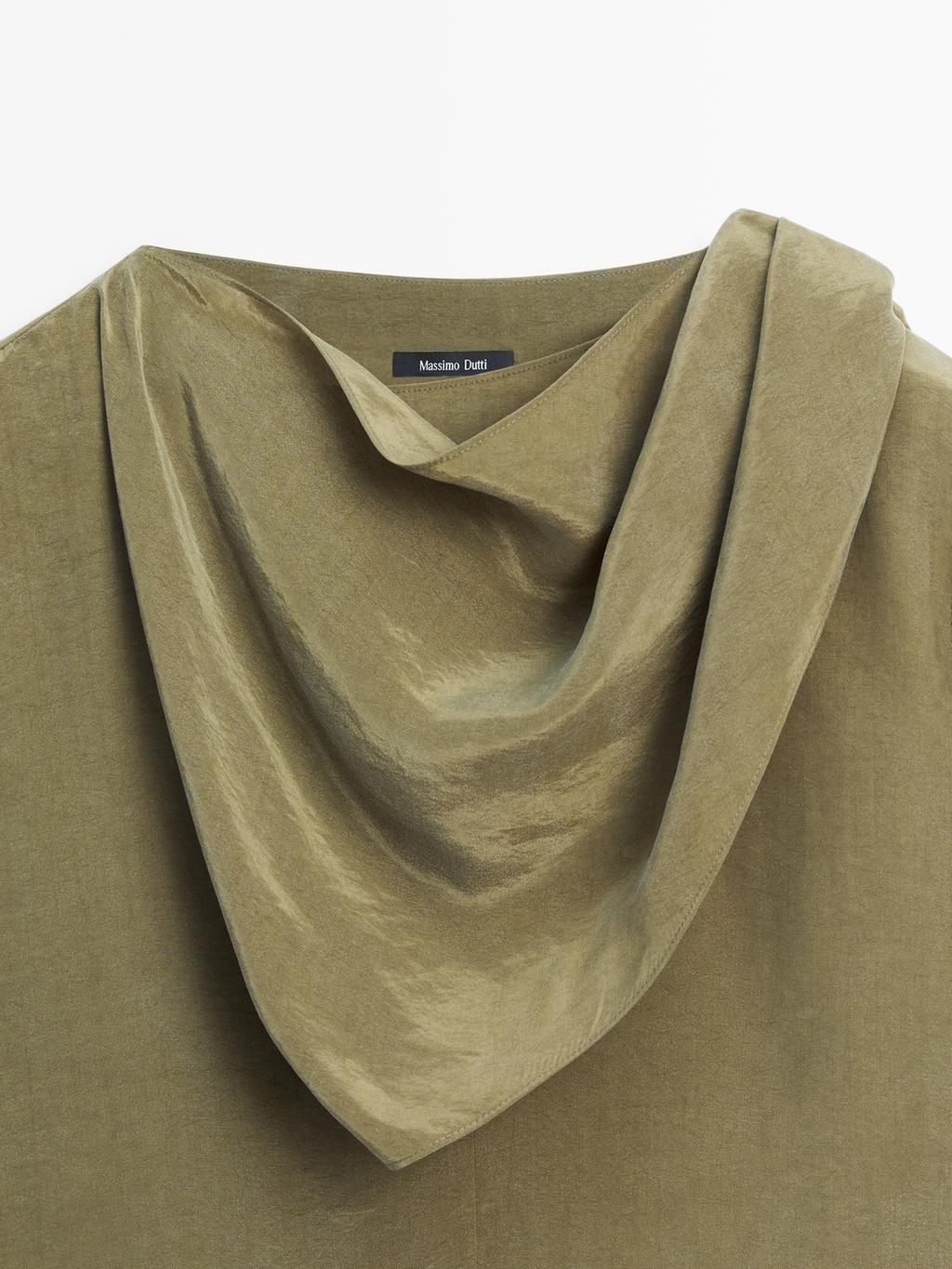 Flowing blouse with voluminous collar