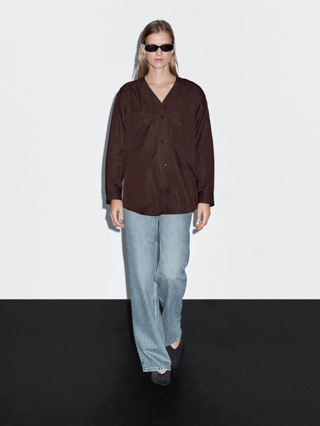 V-neck shirt with pockets