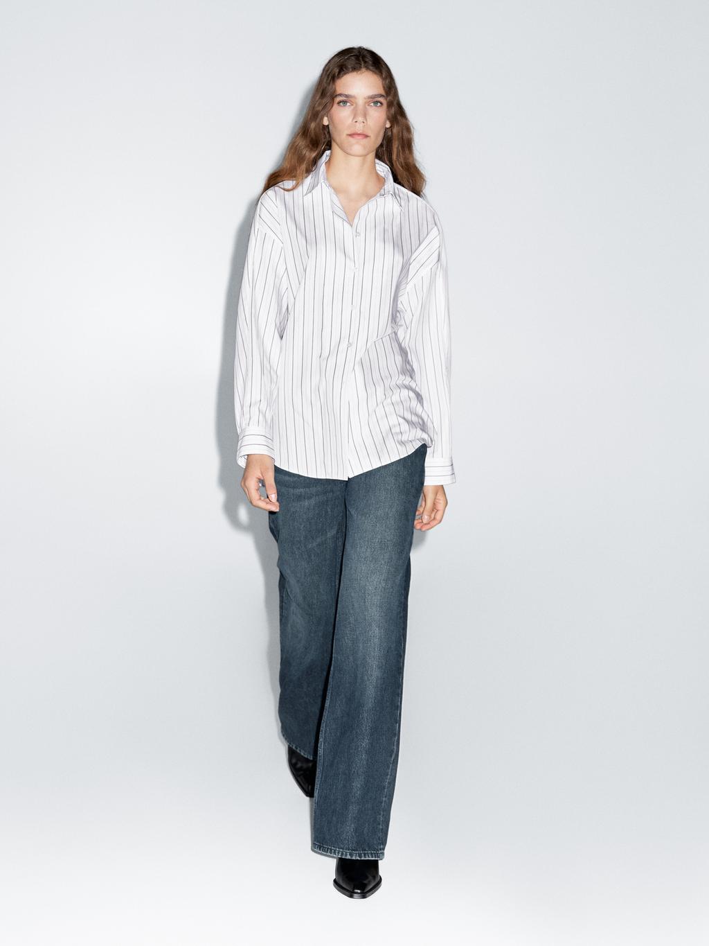 Loose-fitting striped shirt