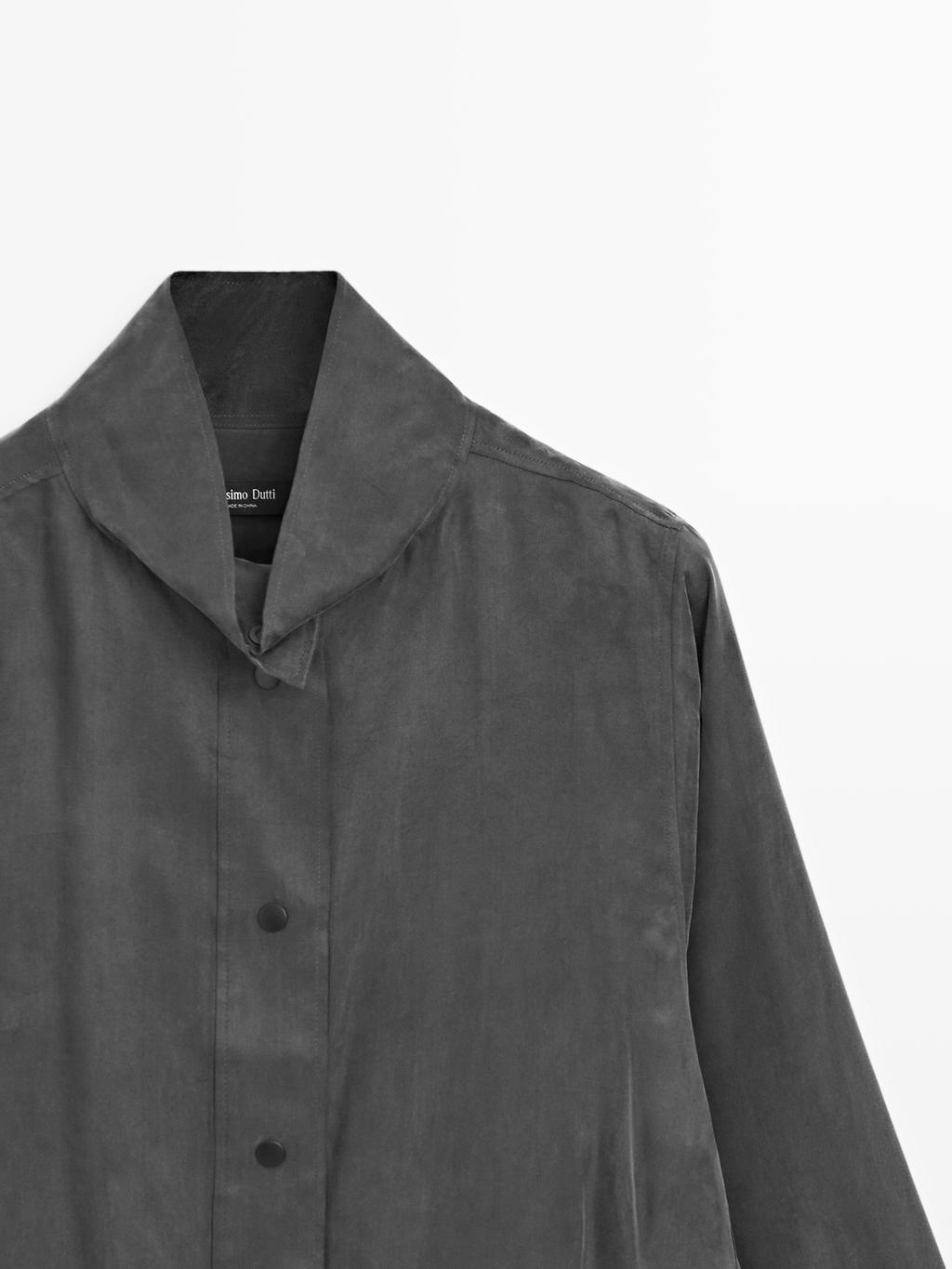 Flowing shirt with snap buttons