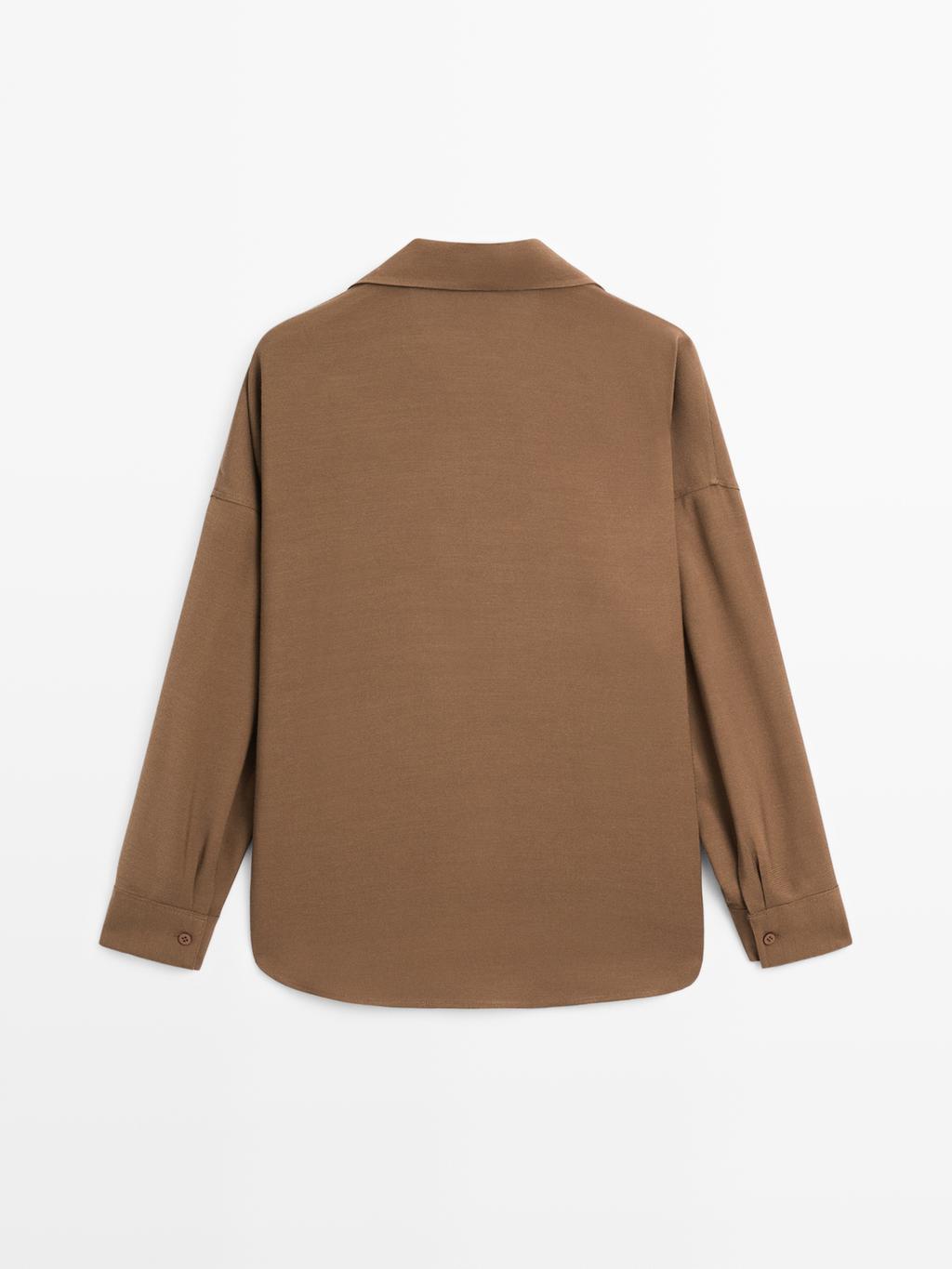 Flowing shirt with hidden buttons