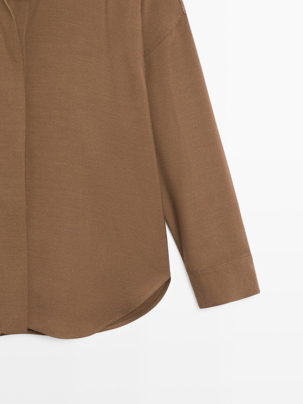 Flowing shirt with hidden buttons