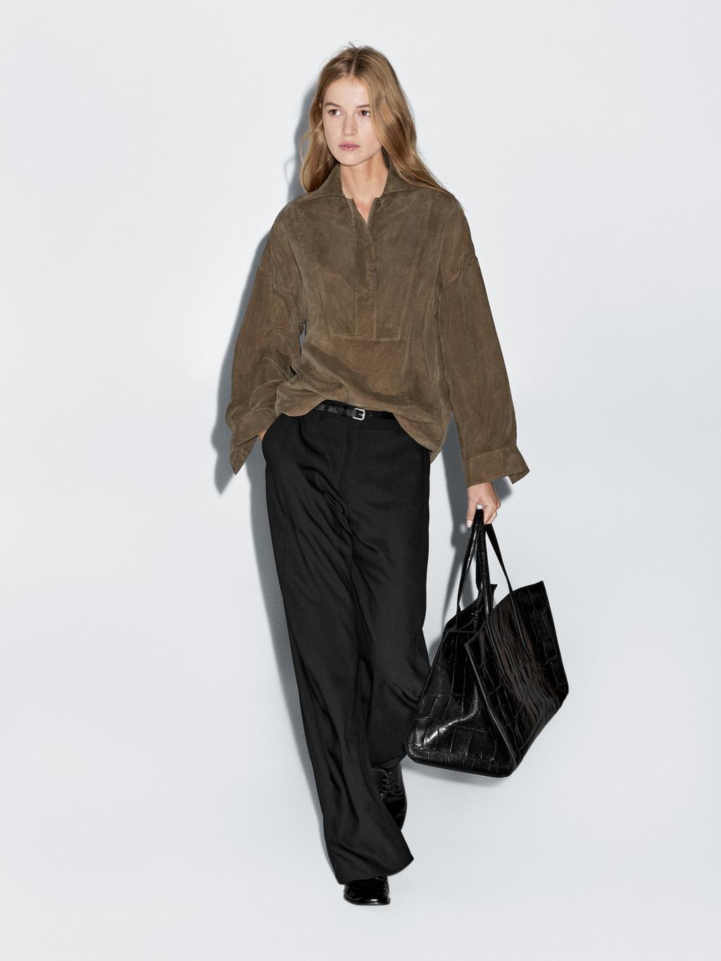 Blouse with zip on the chest