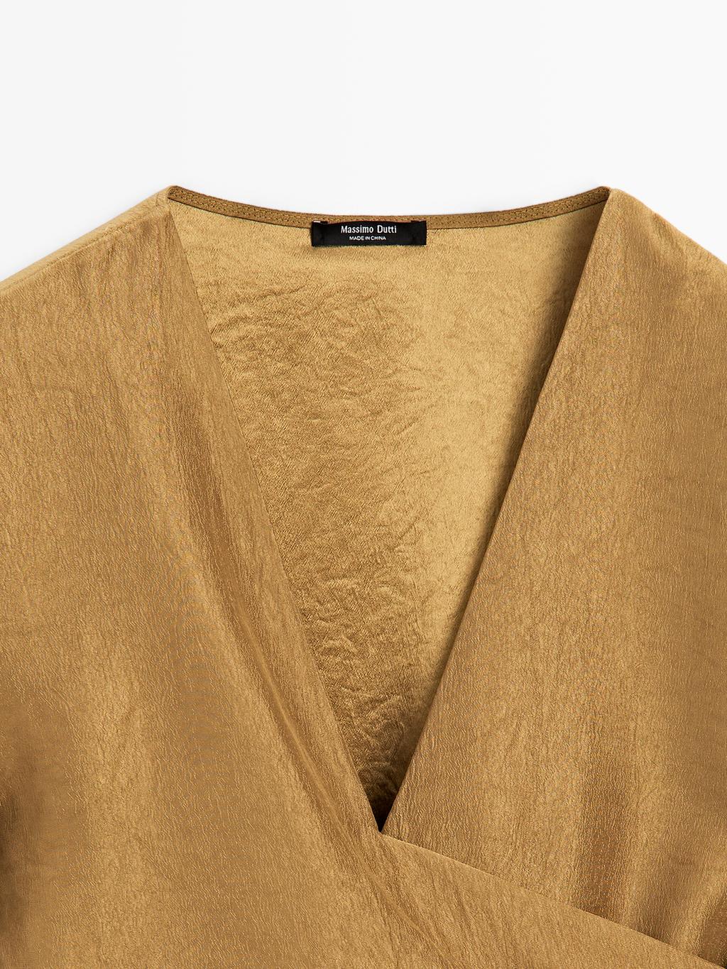 Flowing shirt with waist detail