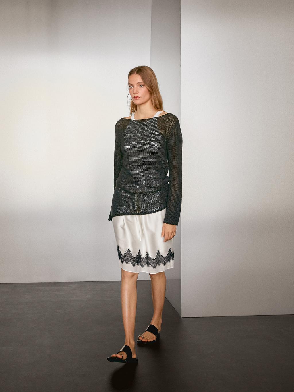 Contrast lace-trimmed skirt