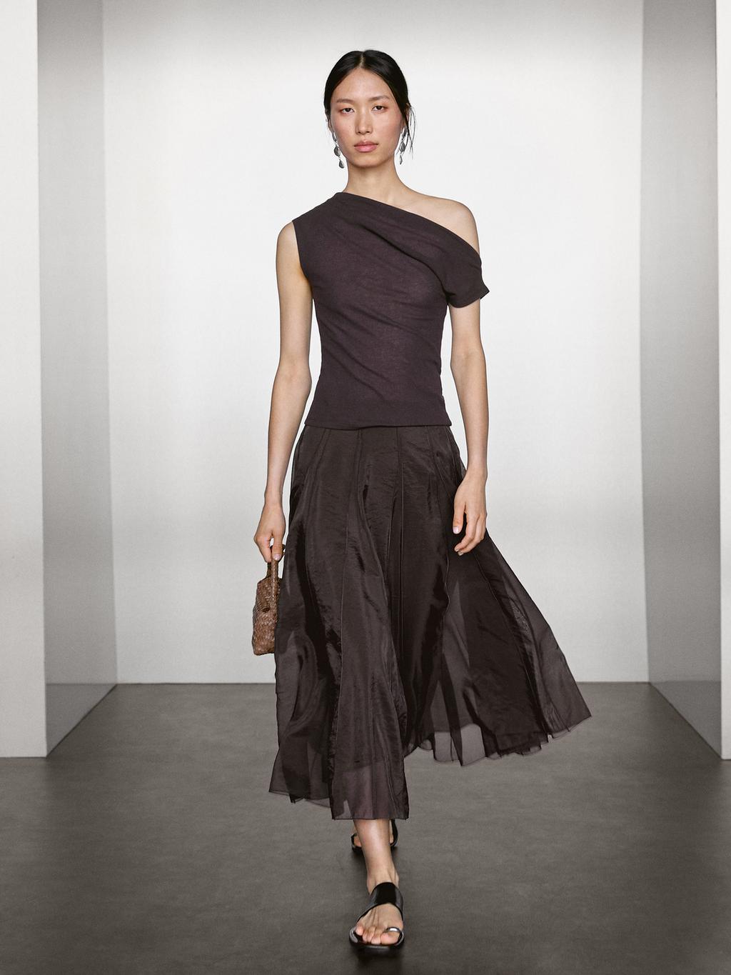 Long voluminous skirt with godet detail