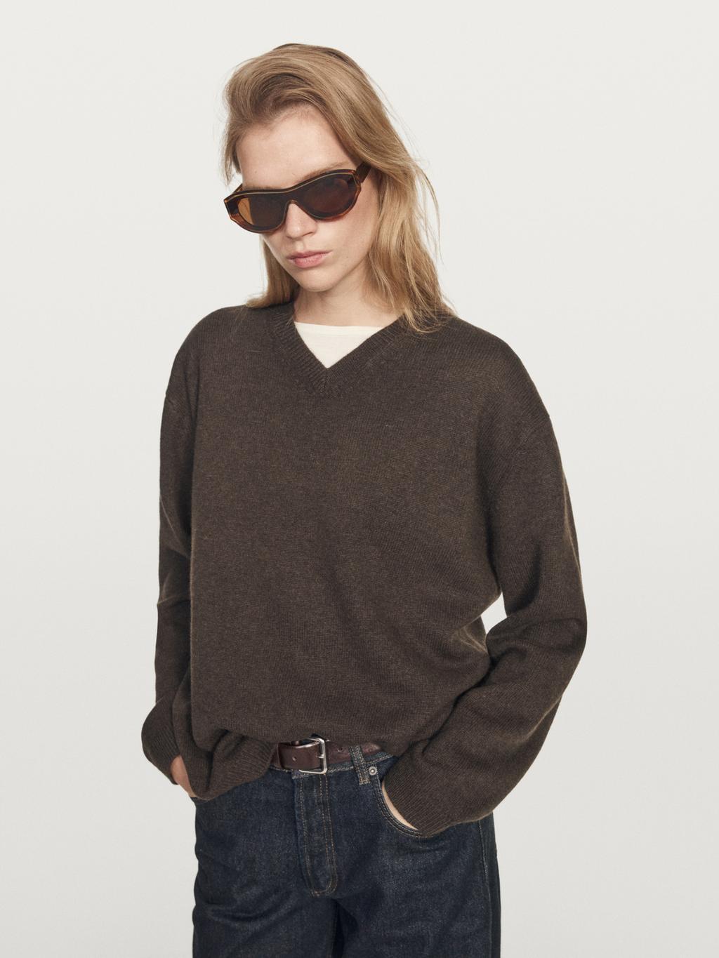 Oversize V-neck knit sweater