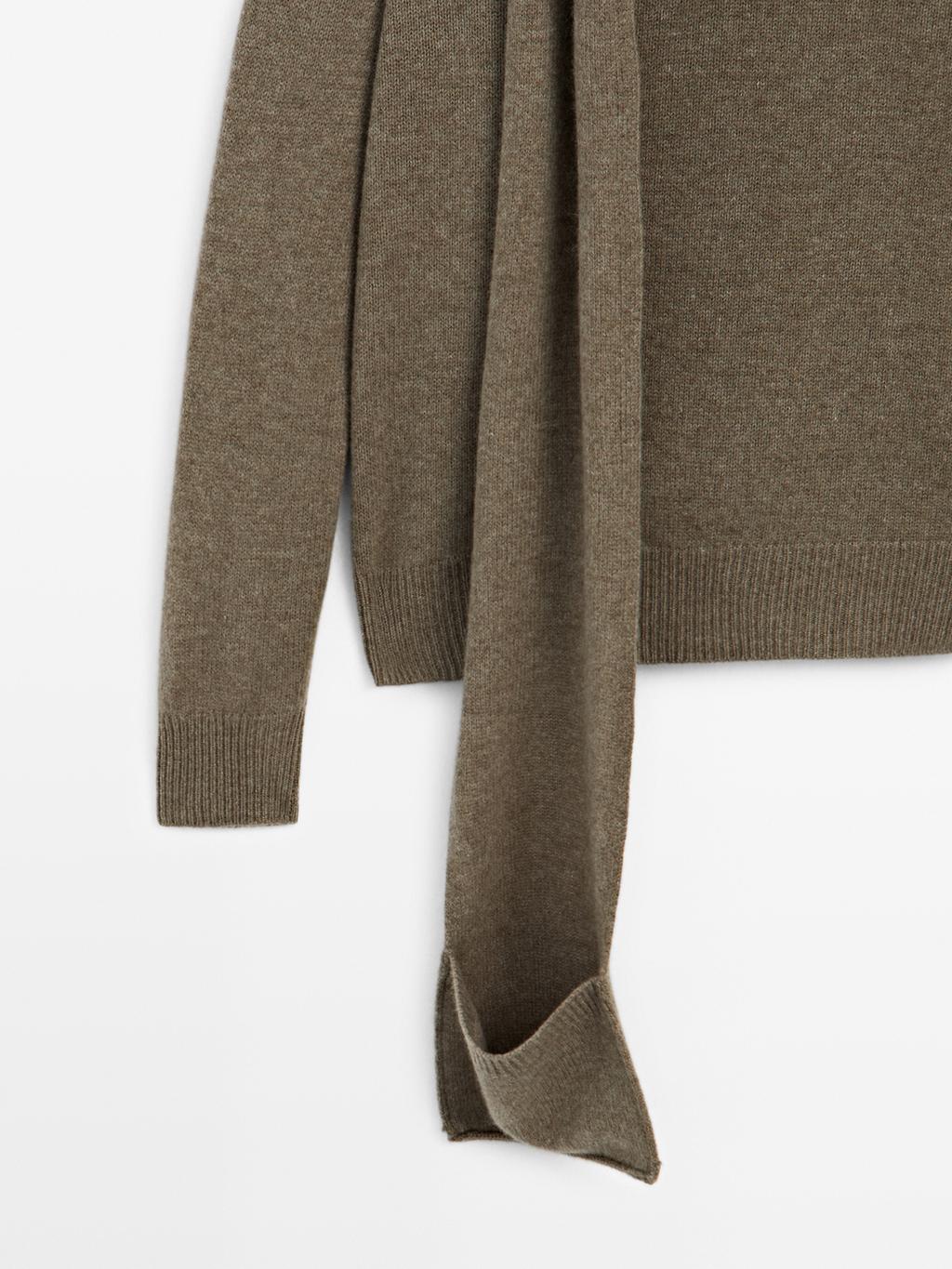 100% wool knit sweater with scarf and pocket