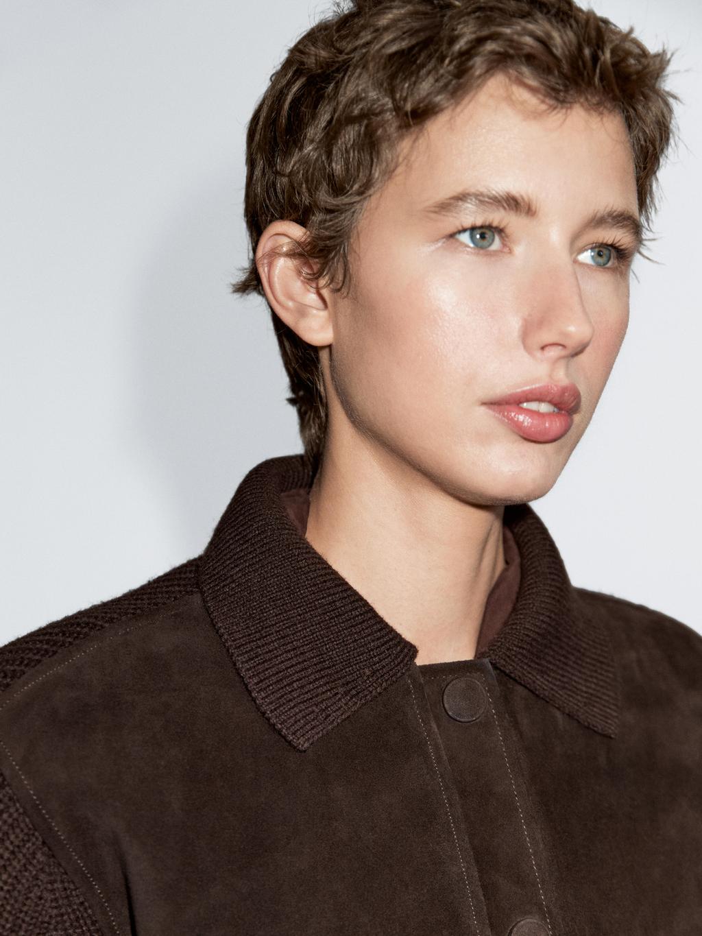 Short knit cardigan with contrast suede leather