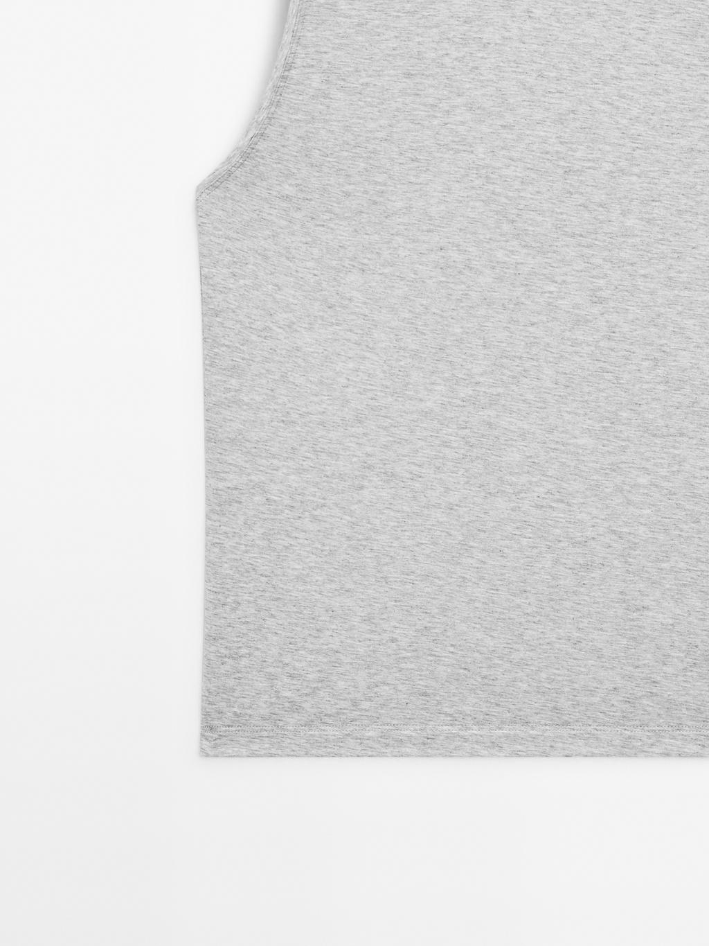 Sleeveless round neck T-shirt