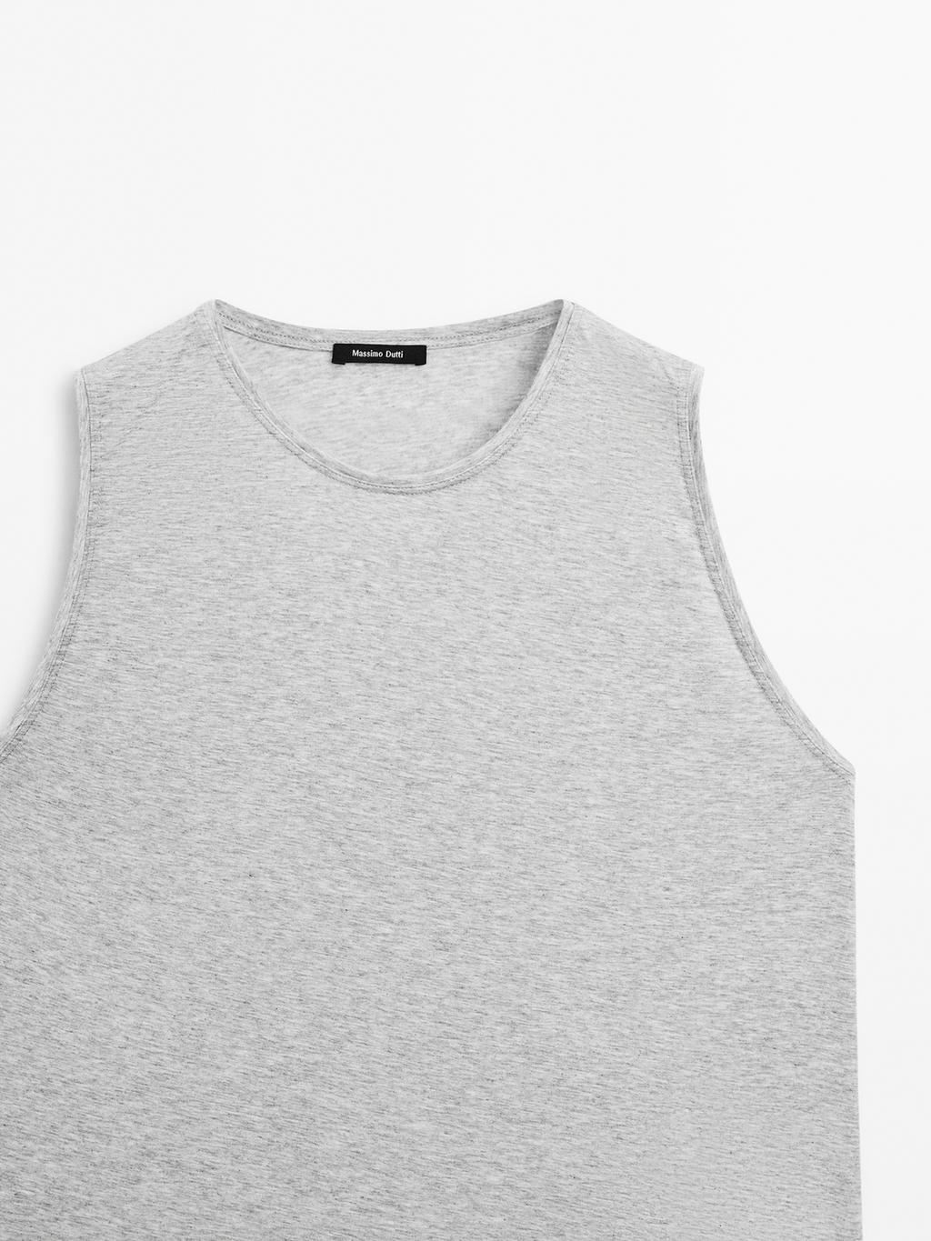 Sleeveless round neck T-shirt