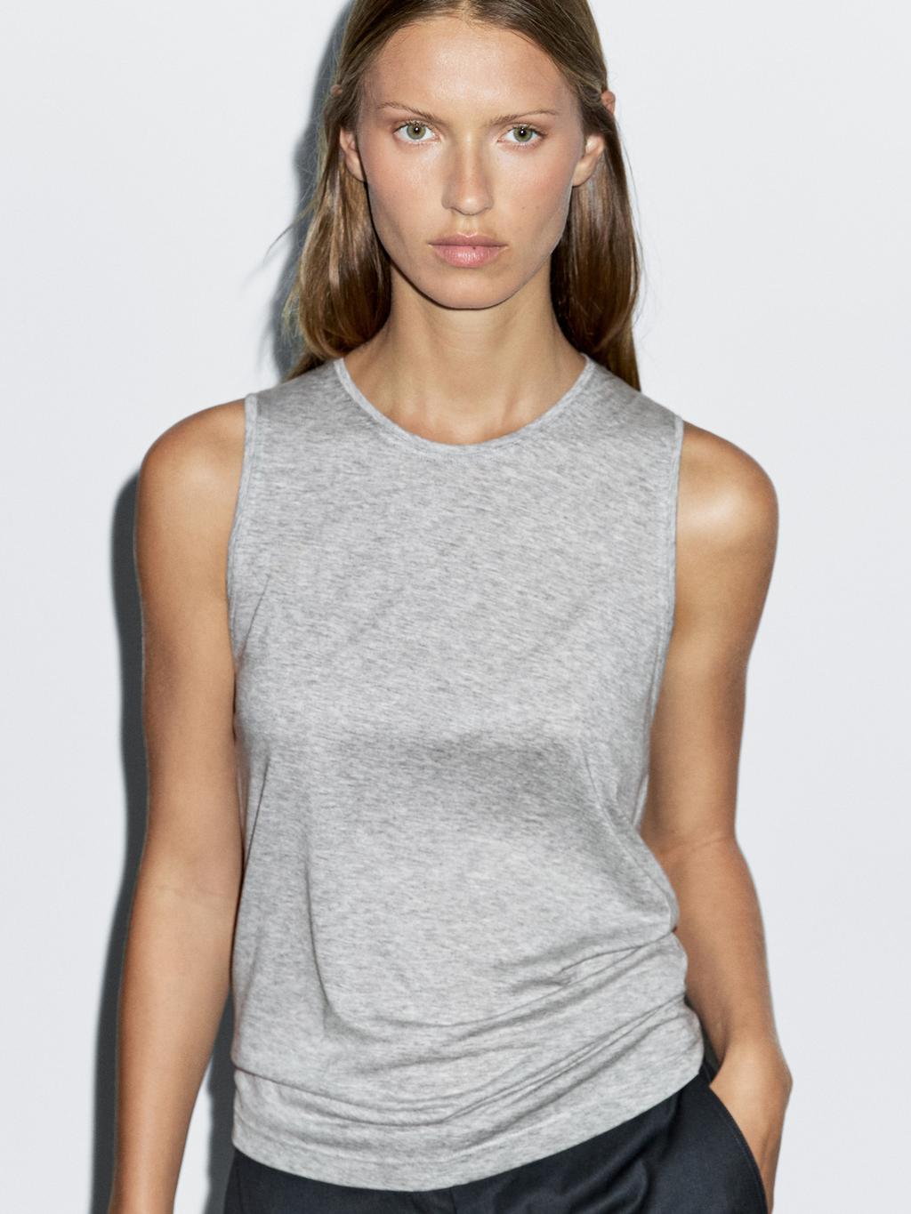 Sleeveless round neck T-shirt