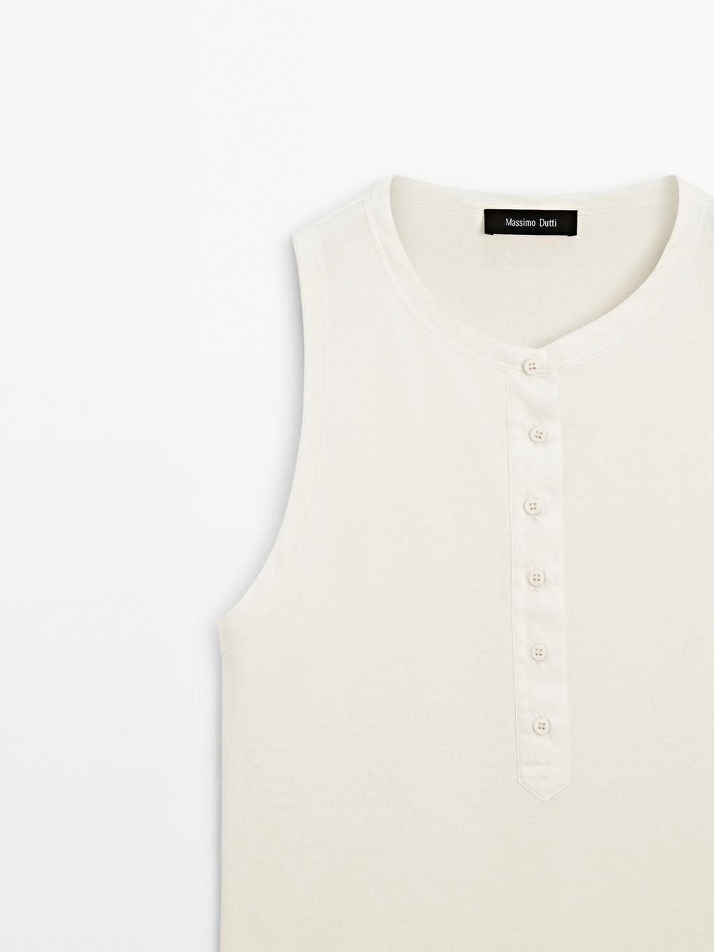 Top with contrast trim detail