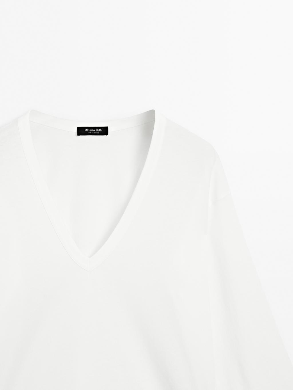 Oversize V-neck T-shirt