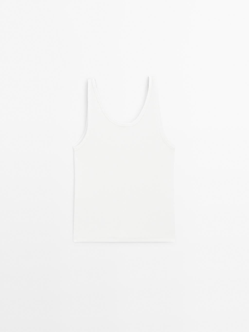 Ribbed top with neckline