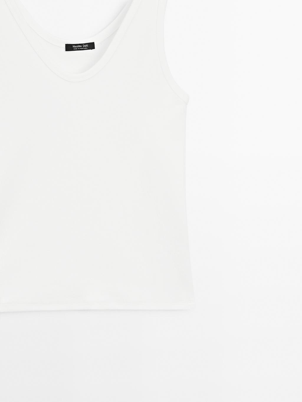 Ribbed top with neckline