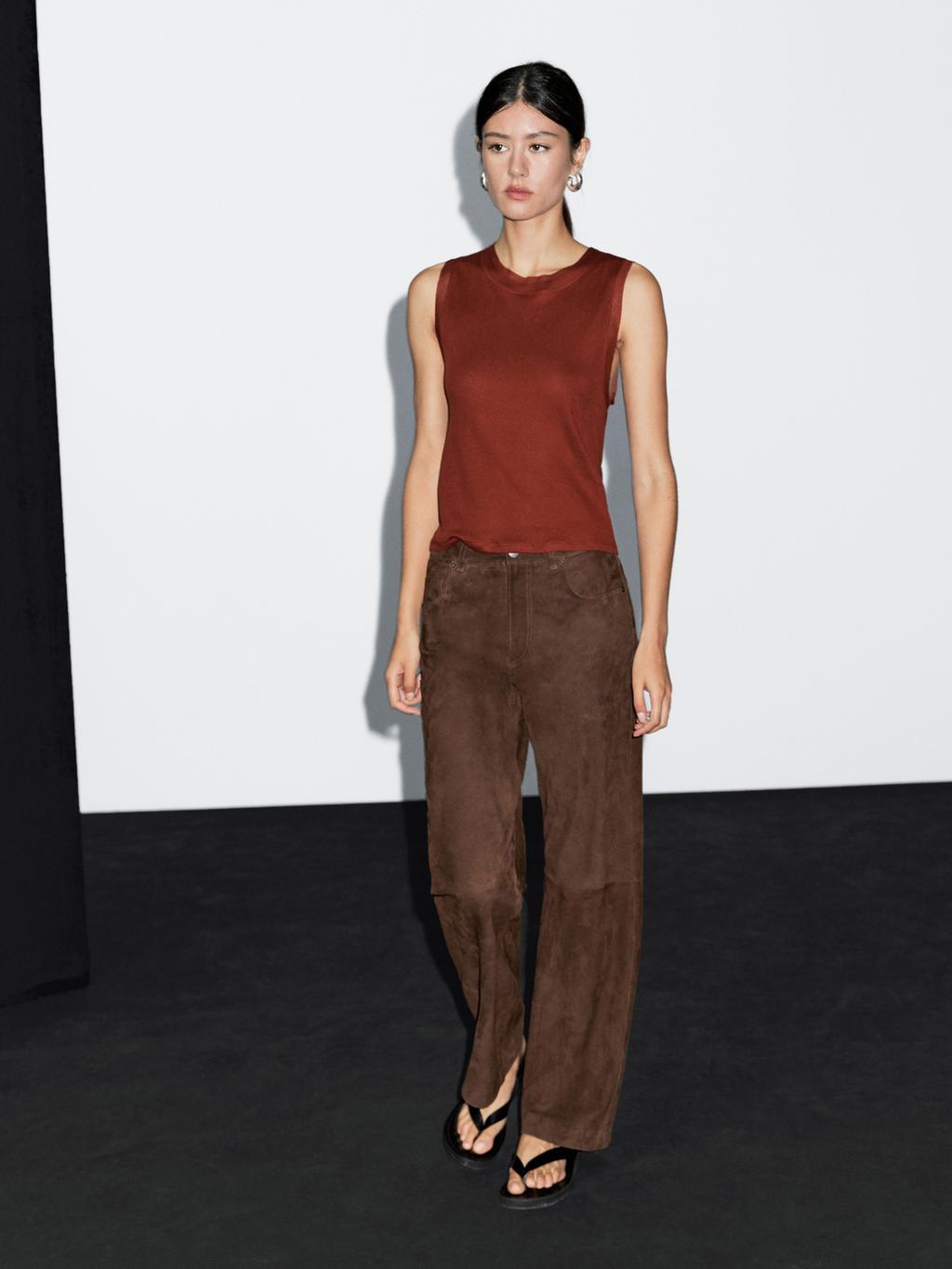 Sleeveless T-shirt with double piping