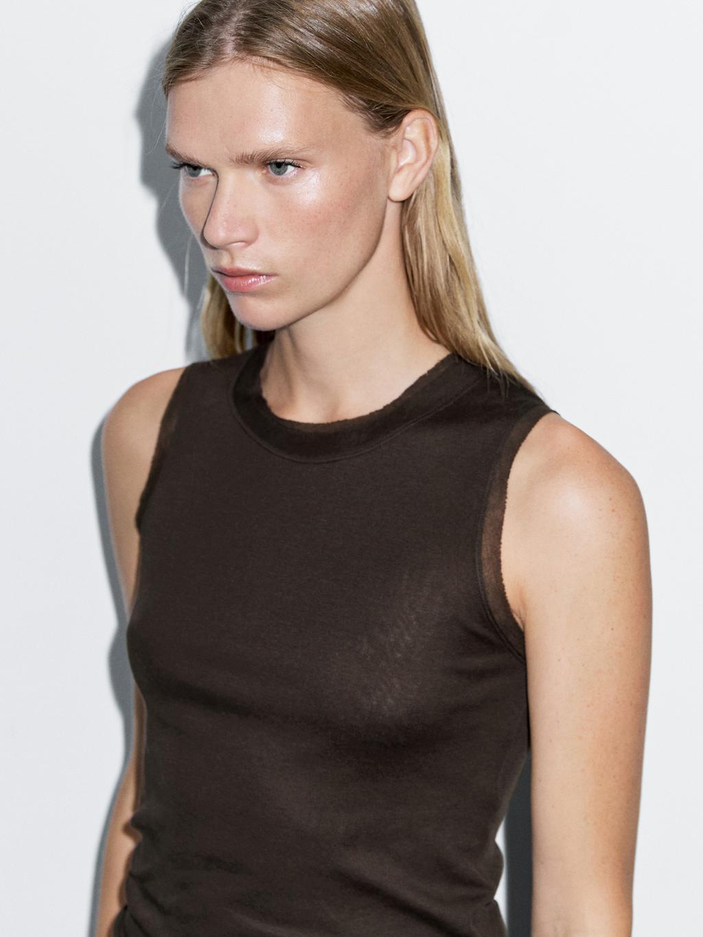 Sleeveless T-shirt with double piping