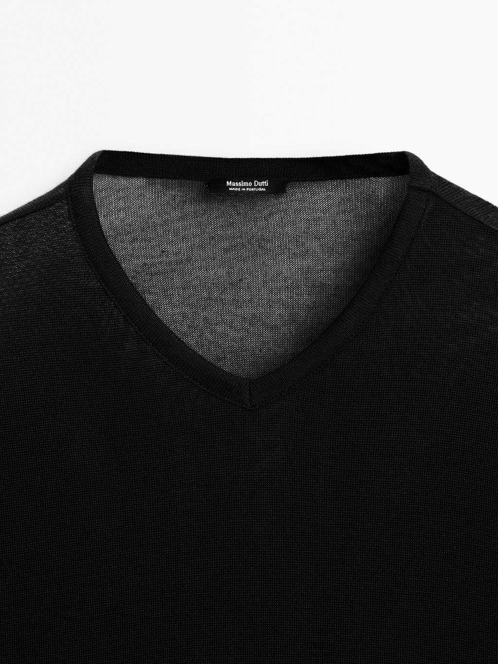 Loose-fitting V-neck sweater