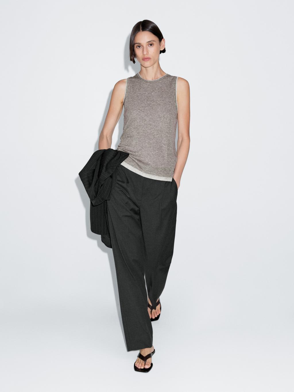 Sleeveless T-shirt with double trim