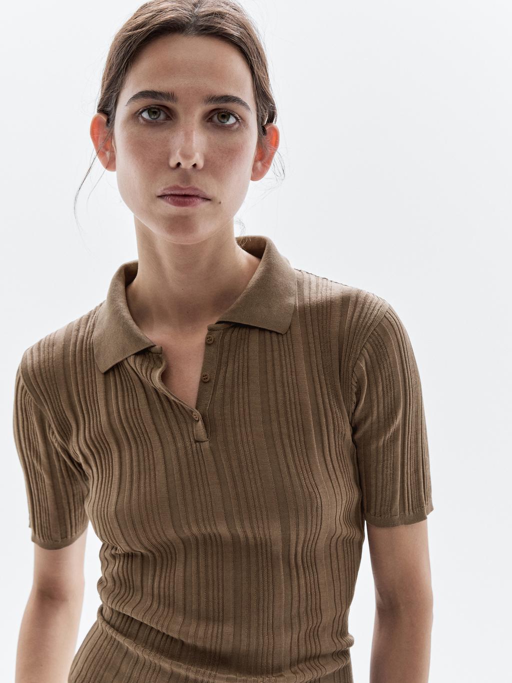 100% cotton polo shirt with ribbed detail