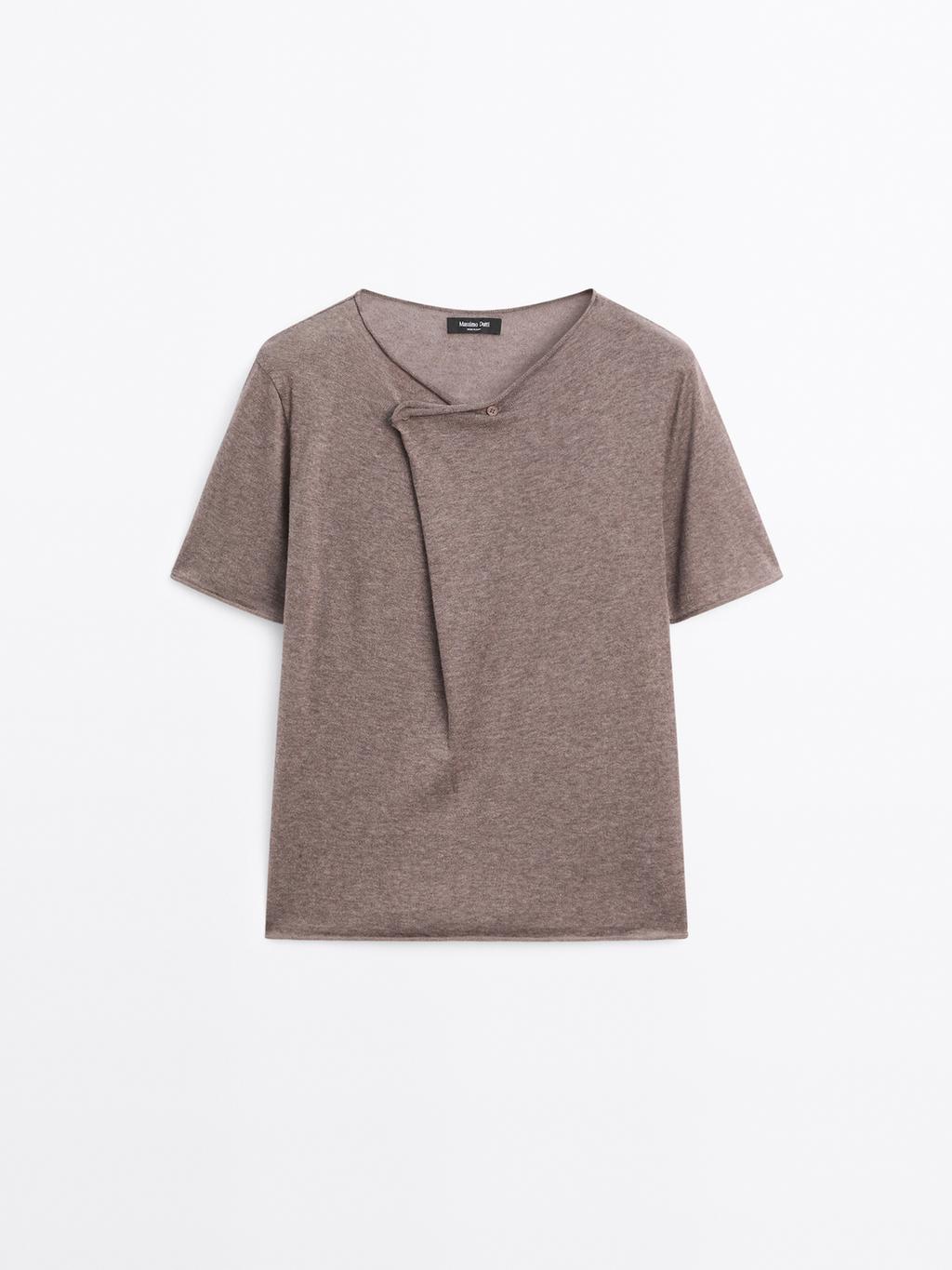 Short sleeve T-shirt with asymmetric fastening