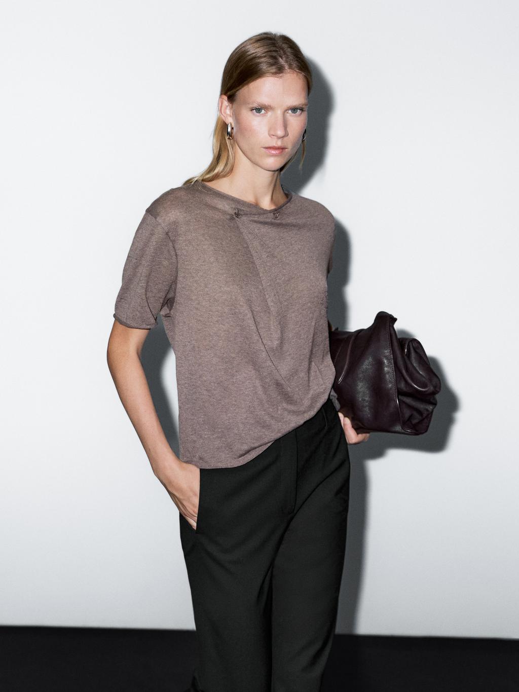 Short sleeve T-shirt with asymmetric fastening