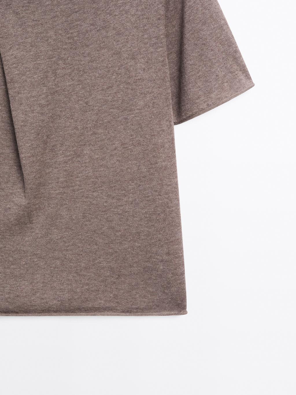 Short sleeve T-shirt with asymmetric fastening