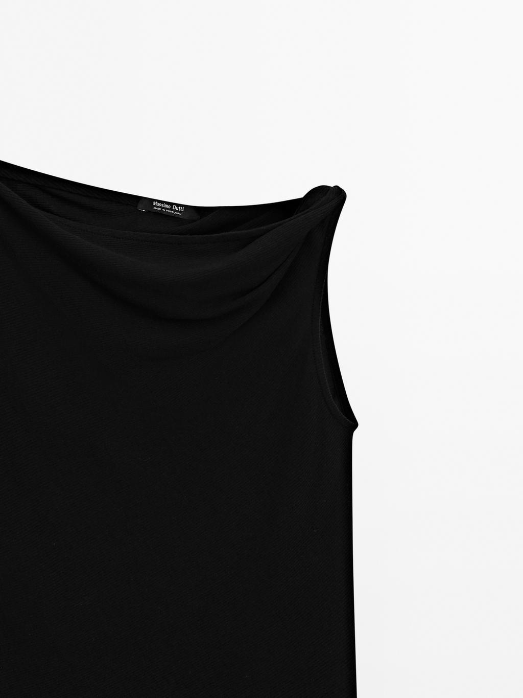 Asymmetric top with knot detail