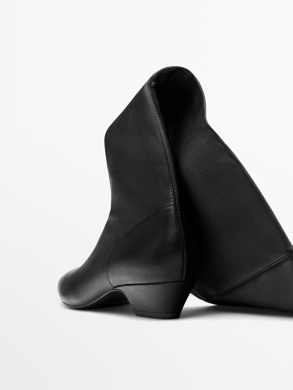 Leather boots with stretch leg