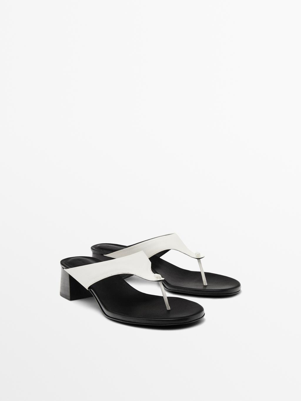 Heeled sandals with toe divider