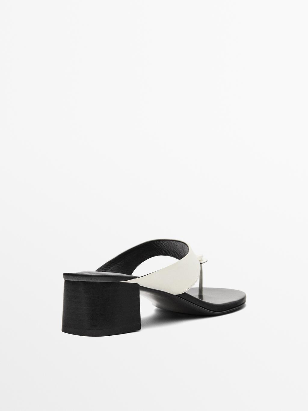 Heeled sandals with toe divider
