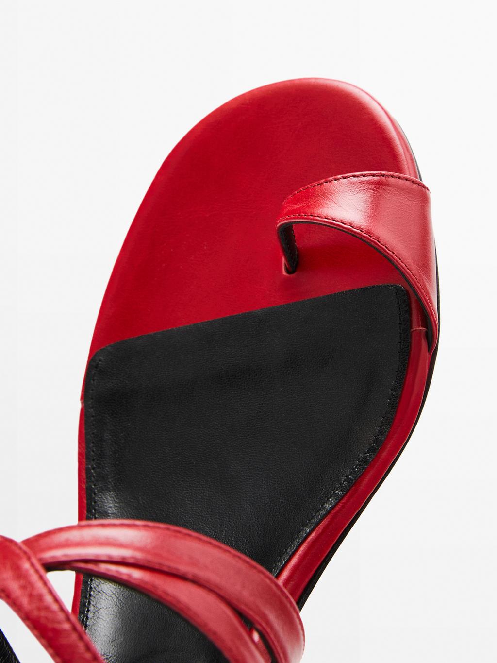 Leather sandals with criss-cross straps