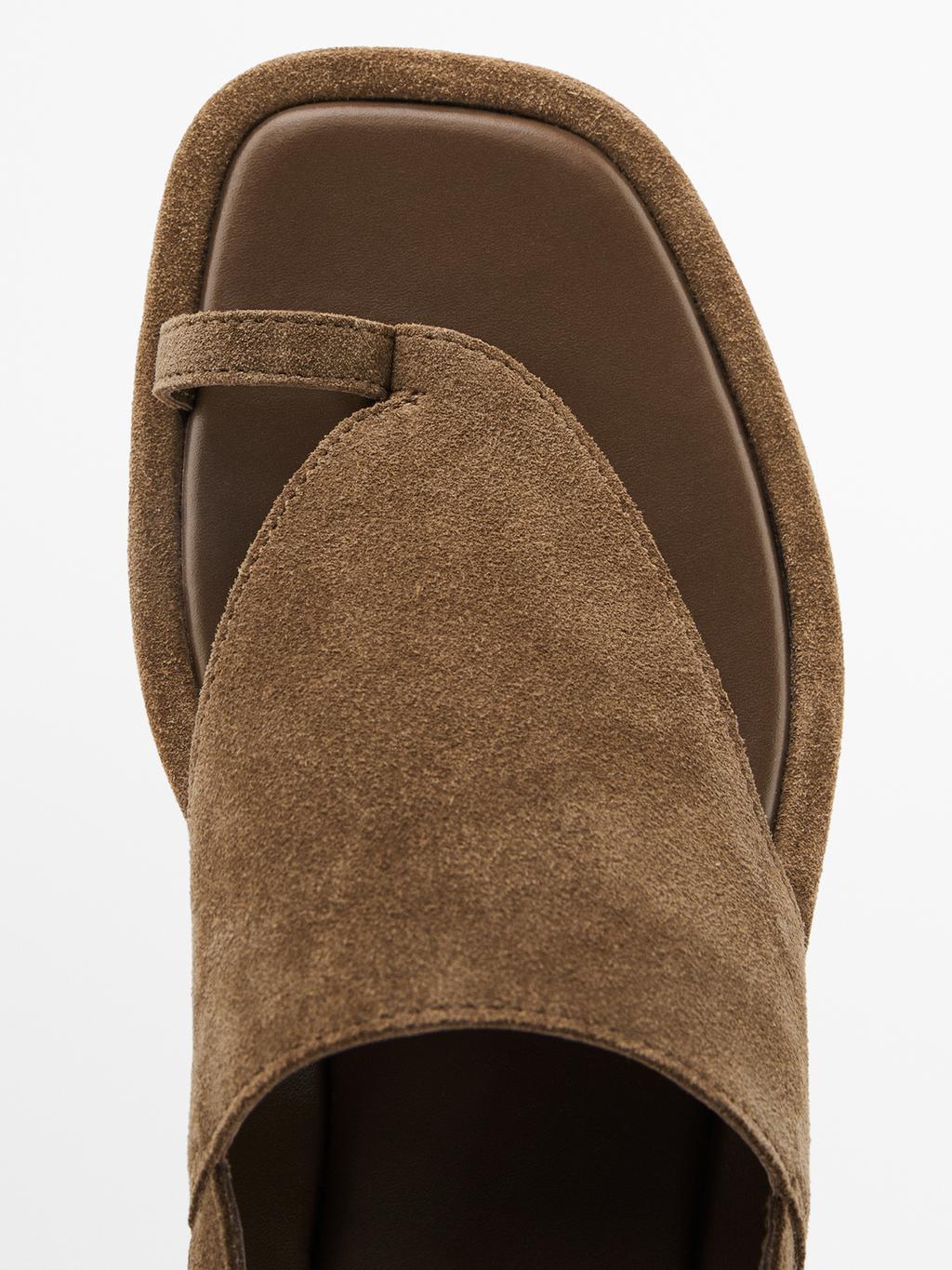 Sandals with quilted insoles